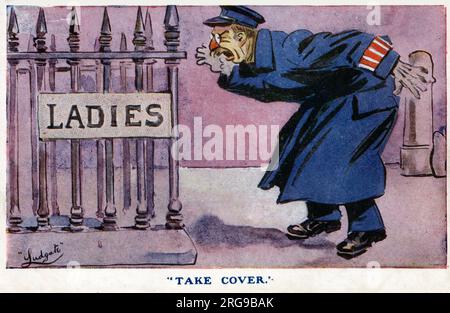 Comic-Postkarte - WW1 Home Front - Air RAID Alert - 'Take Cover' - ein eifriger Freiwilliger Aufseher ruft einen Alarm, wenn jemand eine Ladies Public Convenience bewohnt! Stockfoto