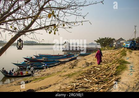 Die traditionelle hölzerne Bootsstation wurde am 17. Januar 2022 von Rahitpur, Bangladesch, fotografiert Stockfoto