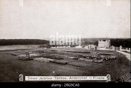 Das Silver Jubilee Aldershot Militär-Tattoo. Eine jährliche Veranstaltung aus dem Jahr 1894. In den 1920er und 1930er Jahren präsentierte das Aldershot Command Searchlight Tattoo in der Rushmoor Arena Ausstellungen aus allen Bereichen der Dienste, einschließlich Aufführungen mit Flammenfackeln. Zu einer Zeit zogen die Vorstellungen Menschenmassen von bis zu 500.000 Personen an. Das Tattoo wurde organisiert, um Geld für militärische Wohltätigkeitsorganisationen zu sammeln. Bis Ende der 1930er Jahre wurden jährlich rund £40.000 000 Menschen auf die Veranstaltung gebracht. Silberne Jubiläum-Monarchen. Stockfoto