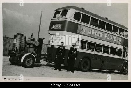 Leyland Vintage Bus mit Producer Gas Trailer und Jeyes' Fluid Werbespot auf der Seite, WW2, The Bus Depot, Southdown, Bath, Somerset, England. Stockfoto