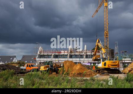 Bottrop, Nordrhein-Westfalen - Wohnungsbau im Neubaugebiet. Dunkle Wolken über Neubaugebiet, Wohnprojekt Stockfoto