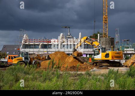 Bottrop, Nordrhein-Westfalen - Wohnungsbau im Neubaugebiet. Dunkle Wolken über Neubaugebiet, Wohnprojekt Stockfoto