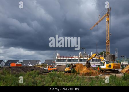 Bottrop, Nordrhein-Westfalen - Wohnungsbau im Neubaugebiet. Dunkle Wolken über Neubaugebiet, Wohnprojekt Stockfoto