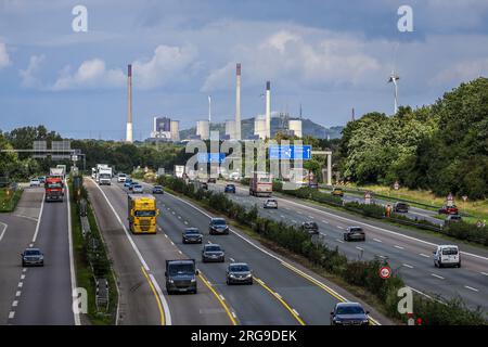 Bottrop, Ruhrgebiet, Nordrhein-Westfalen, Deutschland - Rush Hour Verkehr auf der Autobahn A2, Uniper Kohlekraftwerk Gelsenkirchen Scholven in der Stockfoto