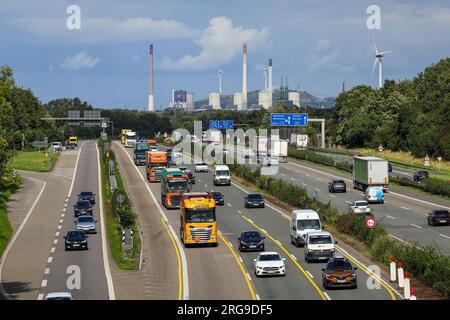 Bottrop, Ruhrgebiet, Nordrhein-Westfalen, Deutschland - Rush Hour Verkehr, viele Lastwagen fahren auf der Autobahn A2, Uniper Kohlekraftwerk Gelsenki Stockfoto