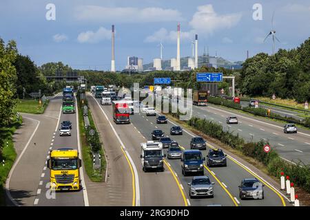 Bottrop, Ruhrgebiet, Nordrhein-Westfalen, Deutschland - Rush Hour Verkehr, viele Lastwagen fahren auf der Autobahn A2, Uniper Kohlekraftwerk Gelsenki Stockfoto