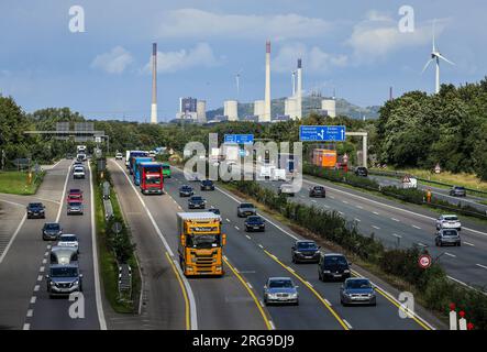 Bottrop, Ruhrgebiet, Nordrhein-Westfalen, Deutschland - Rush Hour Verkehr, viele Lastwagen fahren auf der Autobahn A2, Uniper Kohlekraftwerk Gelsenki Stockfoto