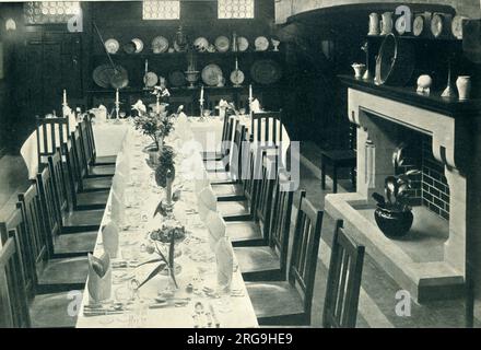 Innenansicht des Dutch Kitchen Restaurant in Cardiff mit schwerer Täfelung und Möbeln im Stil des 17. Jahrhunderts. Stockfoto