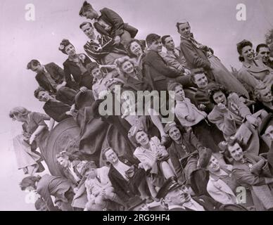 VE-Tag. Menschen, die auf Denkmälern klettern, um einen guten Blick auf die Feierlichkeiten in London zu erhalten. Stockfoto