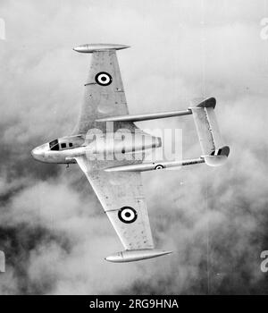 De Havilland Venom Prototyp VV612. Der Prototyp von Venom F.1 wurde hergestellt, indem während der Produktion am Rumpf und am Schwanz eines Vampire FB.5 mäßig ausgetragene Flügel angebracht wurden. Bemerkenswert sind die gehäuteten massiven Metalldächer, die durch die Druckbeaufschlagung des Cockpits und die äußeren Flügel mit Tufts zur Untersuchung des schnellen Flusses über die äußeren Flügel entstanden sind. Stockfoto