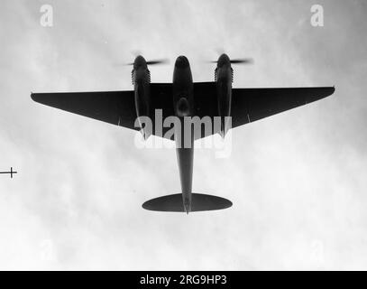 De Havilland Mosquito NF Mk. XV-Höhenjäger. Dies ist ein Beispiel für den seltenen NF Mk. XV mit verlängerten Flügeln, druckbeaufschlagtem Cockpit, Merlin-Motoren der Serie 70, Nase AI Mk. VIII Radar und Bauchpaket für die vier Maschinengewehre, die vom Radar verdrängt wurden. Ein Prototyp (MP469), umgewandelt aus einem B Mk. IV wurde mit mäßig verlängerten Flügeln ausgestattet, und fünf weitere B Mk, IVs wurden mit noch längeren Flügeln mit einer Spannweite von 62ft 6in mm umgerüstet. Er soll den hochfliegenden Junkers Ju 86P und Ju 86R, den fünf NF Mk, entgegenwirken. XVS wurden mit Nr. 85 quadr Stockfoto