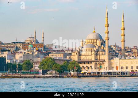 Istanbul, Türkei, Türkiye. Die neue Moschee (Yeni Camii, fertiggestellt 1663). Blaue Moschee im linken Hintergrund. Stockfoto