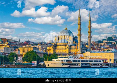 Istanbul, Türkei, Türkiye. Die neue Moschee (Yeni Camii, fertiggestellt 1663). Fähre vor dem Hotel. Stockfoto