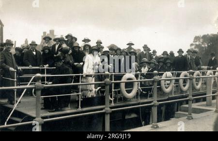 Die oberste Ebene eines Flussufers, das sich auf eine Bootsladung von Tagesausflüglern für eine Fahrt auf der Themse in Windsor vorbereitet. Bis heute bringen die Flussboote Besucher immer noch die Themse hoch und runter! Stockfoto