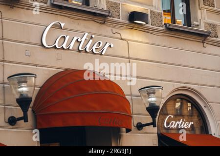 Cartier Shop Marke Antiquitäten Accessoires Schmuckschild Gebäude Fassade Elite Luxus Mode. Russland, Sankt Petersburg, 1. Juli 2023 Stockfoto