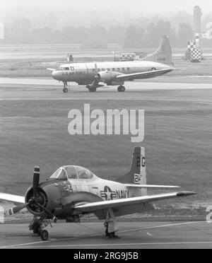 Convair JC-131B O-53-7789, (MSN 241), mit einer einzelnen Solar T41 APU in einem unterliegenden pylonmontierten Pod, am Luftwaffenstützpunkt Wright-Patterson. Entsorgt an MASDC (Military Aircraft Storage and Disposition Center) am Luftwaffenstützpunkt Davis-Monthan in Arizona, AS CS039, verkauft und in das zivile Register als N1360D eingetragen Stockfoto