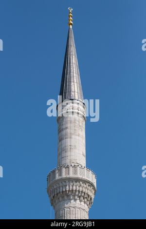 Istanbul, Türkei, Türkiye. Minarett der Blauen Moschee (Sultan-Ahmed-Moschee) Stockfoto