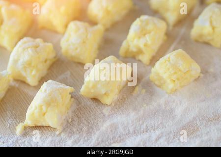 Süßer Quark-Nachtisch. Teigscheiben liegen auf dem Tisch in Mehl. Blick von oben. Rezept für ein köstliches Dessert zu Hause. Stockfoto