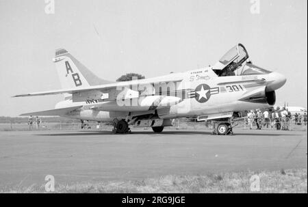 United States Navy (USN) Ling Temco-Vought A-7B-3-CV Corsair II 154482 - ab - 301 of VA-46, am Luftwaffenstützpunkt Deelen der Royal Netherlands Air Force (RNLAF; Niederländisch: Koninklijke Luchtmacht (Klu)). Stockfoto