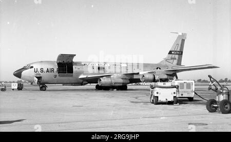 United States Air Force Boeing WC-135B 61-2666 (msn 18342) am Luftwaffenstützpunkt McCleelan. Boeing C-135B-BN Stratolifter (Boeing 717-185) 61- 2666 wurde am 15. Februar 1962 eingeführt; am on21. März 1962 geflogen; am 30. März 1962 an die USAF geliefert. Wurde im April 1962 dem militärischen Lufttransportdienst zugeteilt: Hat mehrere Weltklasse-Rekorde für Frachtaufzüge und Geschwindigkeit aufgestellt. Im august 1965 in WC-135B umgewandelt und dem 55. Wetteraufklärungsgeschwader, dem 9. Wetteraufklärungsflügel, dem Wetterdienst der Luftwaffe, McClellan AFB, CA, zugewiesen. Auch Konstante Phoenix zur Entnahme atmosphärischer Proben für t benannt Stockfoto