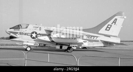 United States Navy (USN) Ling Temco-Vought A-7B-3-CV Corsair II 154482 - ab - 301 of VA-46, am Luftwaffenstützpunkt Deelen der Royal Netherlands Air Force (RNLAF; Niederländisch: Koninklijke Luchtmacht (Klu)). Stockfoto