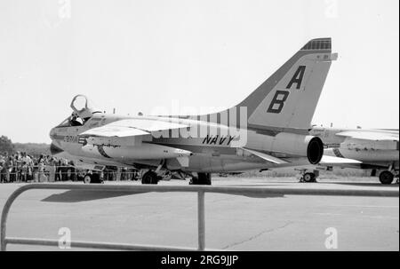 United States Navy (USN) Ling Temco-Vought A-7B-3-CV Corsair II 154482 - ab - 301 of VA-46, am Luftwaffenstützpunkt Deelen der Royal Netherlands Air Force (RNLAF; Niederländisch: Koninklijke Luchtmacht (Klu)). Stockfoto