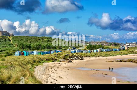 Hopeman Moray Firth Schottland der Oststrand mit bunten Strandhütten oder Chalets im Sommer Stockfoto