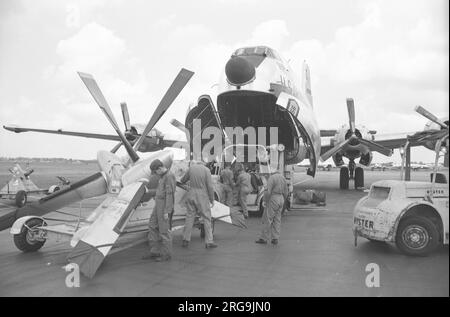 Douglas C-124C Globemaster II 50-21056 mit Besatzung Stockfoto