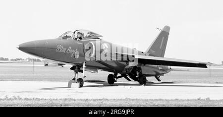 US Navy Blue Angels Grumman F11F-1 Nummer 1 in Mason City, Indiana, 1964 Stockfoto