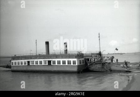 Die Dampf-Kettenfähre Nr. 1 von Sandbanks. Sandbanks Ferry ist eine Kfz-Fähre, die den Eingang des Hafens von Poole in der englischen Grafschaft Dorset kreuzt. Die Route verläuft von Sandbanks nach Studland und verbindet damit die Küstengebiete der Städte Bournemouth und Poole mit Swanage und der Insel Purbeck. Dadurch wird eine 25 km lange Fahrt auf der Straße auf der Rückfahrt vermieden. 1926 eingeführt, um Fußgänger und Autos über den Eingang zum Hafen von Poole zwischen Studland und Sandbanks zu transportieren. Gebaut von J. Samuel White & Co Ltd auf der Isle of Wight, diese Fähre, die bis zu 15 Auto transportieren kann Stockfoto