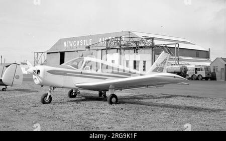 Piper PA.28-160 Cherokee 160 G-ARUP (msn 28-127) in Woolsington. Stockfoto