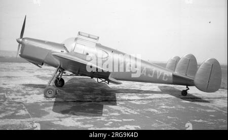 Miles M.38 Messenger 2A G-AJVC (msn 6371). Nach mehreren im Vereinigten Königreich ansässigen Betreibern wurde G-AJVC von Tyrolean Travel Ltd. Übernommen, die hauptsächlich in Deutschland fliegt und am 19. November 1956 in der Nähe von Munchengladbach abstürzte. Stockfoto