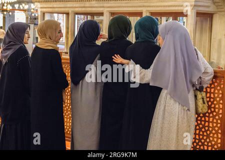 Istanbul, Türkei, Türkiye. Junge muslimische Mädchen bei Besuch der Blauen Moschee (Sultan-Ahmed-Moschee) Stockfoto