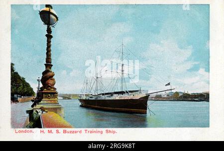 HMS Buzzard (eine Schraubschlinge der Nymphe-Klasse) - Royal Navy Training Ship in Blackfriars auf der Themse im Jahr 1906. 1904 wurde sie in ein Bohrschiff für die Royal Naval Volunteer Reserve in Blackfriars (London) umgewandelt, und 1911 entließ Buzzard den HMS-Präsidenten (früher HMS Gannet aus dem Jahr 1878) als Hauptschiff, das am 1. April 1911 in HMS President umbenannt wurde. Stockfoto