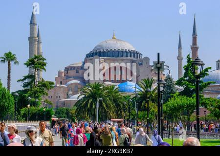 Istanbul, Türkei, Türkiye. Hagia Sophia vom Sultanahmet-Platz. Stockfoto