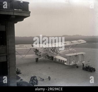 Handley Page HP.42W Western G-AAXC Heracles (msn 42/5) von Imperial Airways Ltd Auf dem Vorfeld am Flughafen Croydon. Heracles war der fünfte zu bauende Western, der am 23. April 1930 in Dienst trat und bis zum Sturm in Whitchurch, nahe Bristol, am 19. April 1940 in Betrieb blieb, und schließlich im Juli 1942 verschrottet wurde. Stockfoto