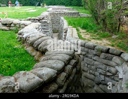 Dies wurde erstmals im Februar 1992 von einer lokalen Gruppe namens The Diggers untersucht. Nach und nach wurde ein wichtiges Graben- und Ausgrabungssystem entdeckt, und der Ort ist Teil der Außenarbeiten des Flanders Fields Museums in Ypern. Stockfoto