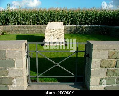 Diese private Gedenkstätte wird nun vom CWGC gepflegt. Es erinnert nicht nur an Birrell-Anthony, sondern auch an die Offiziere und Männer des 1. Bataillons, die in der Schlacht am Frezenberg Ridge am 8. Mai 1915 während des Zweiter Ypern getötet wurden. Die drei Bataillone des Regiments, die kämpften, waren so schwer zerlegt, dass sie vorübergehend zu einem zusammengelegt werden mussten. Stockfoto