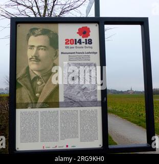 Ledwidge wurde an dieser Stelle am 31. Juli 1917 bei der Eröffnung der dritten Schlacht von Ypern (Passchendaele) getötet. Obwohl er in erster Linie irischer Nationalist war, trat er am 1914. Oktober dem 5. Bataillon der Inniskilling Fusiliers bei und diente in Gallipoli. Das Brett neben einem Denkstein neben dem Artillery Wood CWGC trägt ein Foto des Dichters und Linien aus seinem Gedicht Soliloquoy. Stockfoto