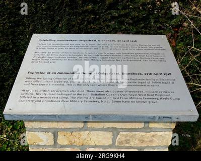 Die Gedenkstätte befindet sich auf einem niedrigen Sockel im Garten vor der Kirche. Es erinnert an diejenigen, die bei einer Explosion des Munitionslagers am 27. April 1918 ums Leben kamen. Sie umfassen 6 Mitglieder einer lokalen Familie (von 6 Monaten bis 55 Jahren), mindestens 50 britische Soldaten, 20 des 10. Bataillons, das Queens-eigene West Kent, begraben in Red Farm, Hagel Dump und Brandhoek CWGC Friedhöfen. Stockfoto