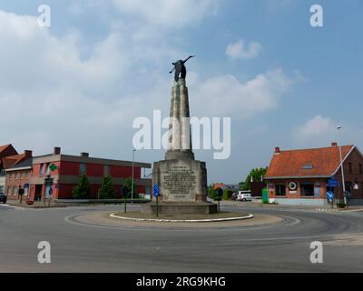 Guynemer war Frances beliebtestes Air-Ass. Er wurde 54 Mal getötet und wurde in der französischen Presse gelonisiert. Im Juni 1917 erhielt er mit 45 Punkten die Legion dHonneur. Guynemer war sehr nervös und aufgeregt und kam in Flandern an, um in der Schlacht von Third Ypern zu kämpfen, nachdem er fast zwei Jahre lang ununterbrochen gekämpft hatte. Eine offizielle Delegation wurde aus Paris entsandt, um ihn zu einer Pause zu überreden, aber während sie auf ihn warteten, am 11. September 1917, verschwand er, während ein Hundekampf wegen Poelkapelle stattfand. Die Gedenkstätte mit einem Storch auf der Spitze (Guynemers-Geschwader war in Les Cigognes bekannt) wurde enthüllt Stockfoto