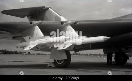 De Havilland Firestreak Luft-Luft-Raketen, montiert auf einem Gloster Javelin F(AW)7, (XH710 oder XH714) auf der SBAC Farnborough Air Show 1957. (Nur im Hintergrund sichtbar ist der Blackburn YA-7 WB781 oder Blackburn YA-8 WB877. Beide waren während der Show im Farnborough anwesend, aber es ist unmöglich zu sagen, was das ist.) Stockfoto