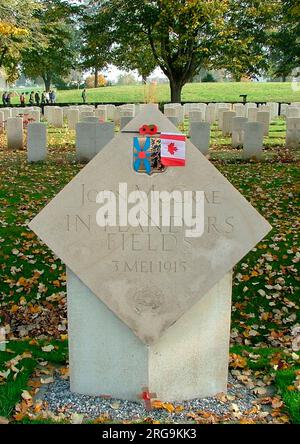 McCrae, der im Boer war, wird allgemein als Autor des vermutlich bekanntesten Gedichts des Ersten Weltkriegs in Flandern Fields in Erinnerung gerufen. Der vierseitige Stein ist eines der so genannten Albertina Memorials und wurde am 15. November 1985 vom Gouverneur von Westflandern enthüllt. Es gibt andere Albertinas, die Orte rund um das Schlachtfeld markieren, aber dieses trägt eine Mohnblume und nicht König Alberts Royal Cipher wie die anderen. Es ist gleich außerhalb der Essex Farm, wo McCrae 1915 sein Gedicht schrieb. Stockfoto