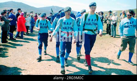 RAF Halton-Auszubildende treten im 1977. märz im Ten Tors-Cross-Country-Team an. - Ein 126.-Team marschiert rein Stockfoto