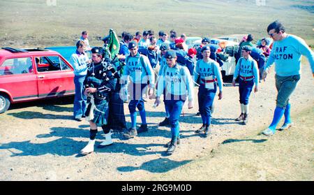 RAF Halton-Auszubildende treten im 1977. märz im Ten Tors-Cross-Country-Team an. - Ein 126.-Team marschiert rein Stockfoto