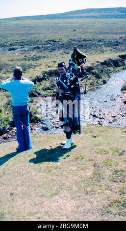 RAF Halton-Auszubildende treten im 1977. märz im Ten Tors-Cross-Country-Team an. - Charles Chuck Kirkbride von der RAF Halton Pipe Band, die darauf wartet, dass das nächste Team eingespeist wird. Stockfoto