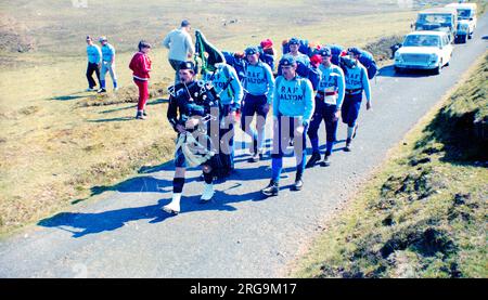 RAF Halton-Auszubildende treten im 1977. märz im Ten Tors-Cross-Country-Team an. - Ein 126.-Team marschiert rein Stockfoto