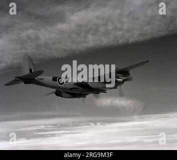 Royal Air Force de Havilland DH.98 Mosquito FB Mk.XVIII PZ467 Tse-Tse. Bewaffnet mit einer 57mm (6 Pfünder) Molins Schnellfeuerwaffe wurde der erste Mk.XVIII am 25. August 1943 geflogen. Am 4. November 1943 wurden 27 Bauarbeiten durchgeführt. Mindestens ein U-Boot wurde am 25. März 1944 der Tse-TSEs-Kanone zum Opfer gefallen, aber strukturelle Probleme aufgrund des Rückschlags schränkten ihre Nützlichkeit ein und verlor mit dem Aufkommen der RP-3-Raketen (60-lb er) ihre Gunst. Stockfoto