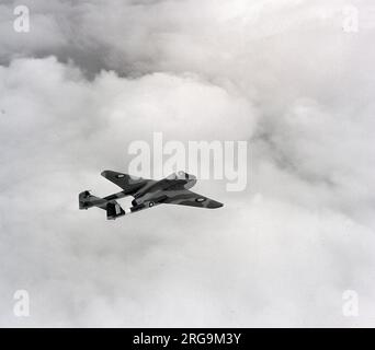 De Havilland DH.100 Vampire F Mk.1 TG/278, fünfte Produktion F Mk.1. Mit dem Prototyp des ersten Fluges am 13. Mai 1944 und dem ersten Produktionsflugzeug am 20. April 1945 war der Vampire F Mk.1 zu spät, um während des Krieges einen aktiven Dienst zu erhalten, aber ab 1946 wurde er mit der RAF, der Schwedischen Luftwaffe und der Schweizerischen Luftwaffe eingesetzt. Stockfoto