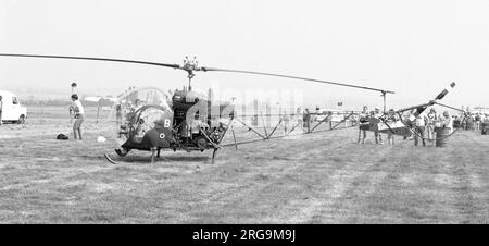 Army Air Corps Agusta-Bell 47G-3B1 Sioux AH.1 XT131 (msn 1540) in North Weald. Derzeit erhalten im Army Air Corps Historic Aircraft Flt, Middle Wallop, Hampshire, eingetragen als G-CICN. Stockfoto